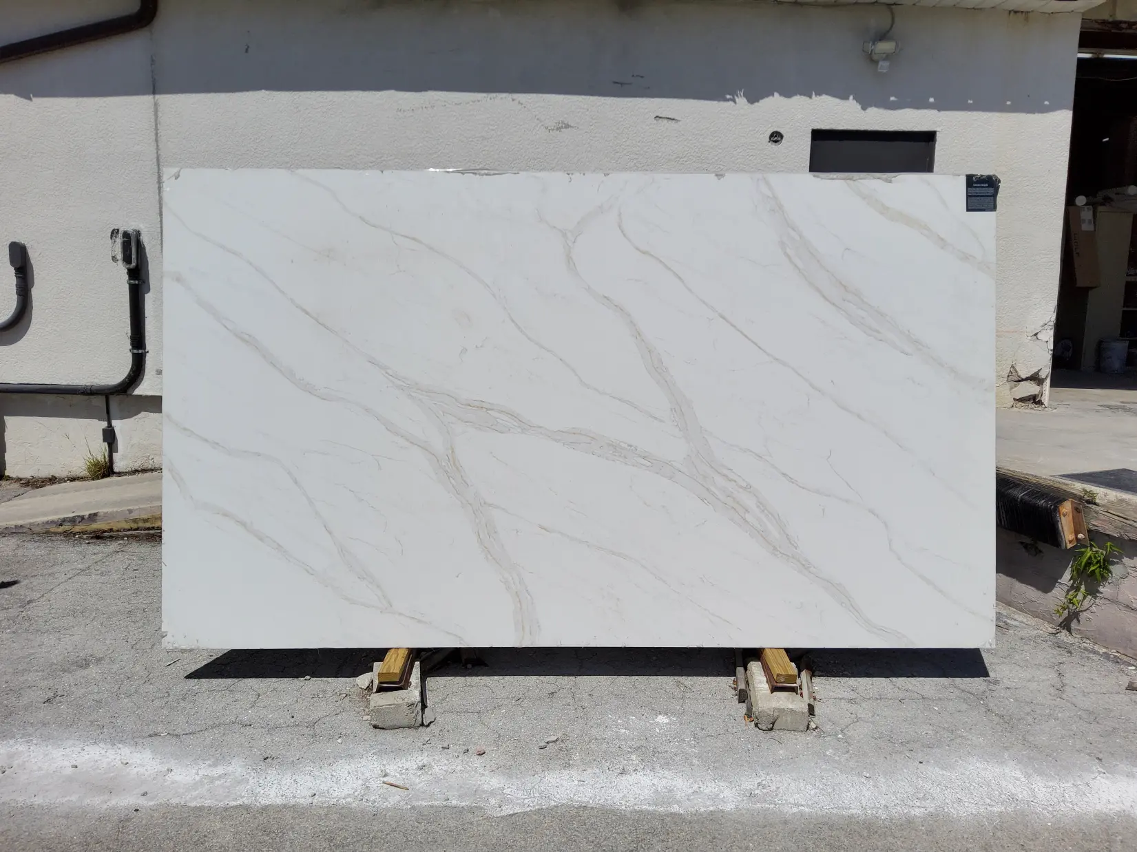 CALLACATA MARBELLA · Quartz · 3 cm · — · 138" x 76"