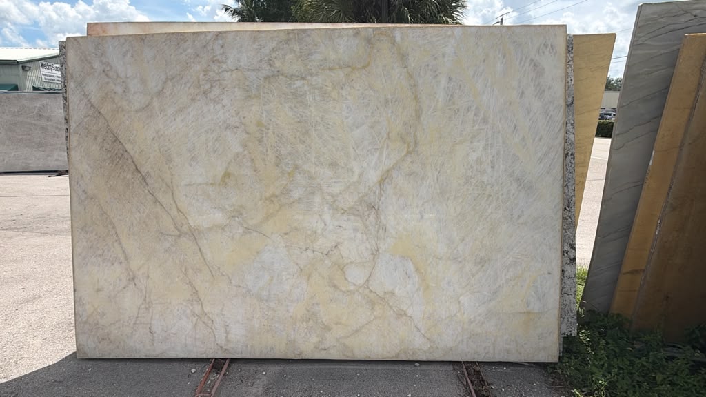 CRISTALLO · Quartzite · 3 cm · polish · 119" x 79"