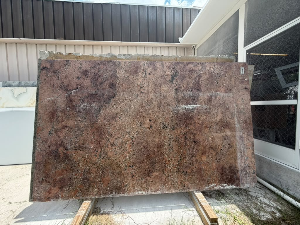 Juparana bordeaux · Granite · 3 cm · polish · 113" x 71"