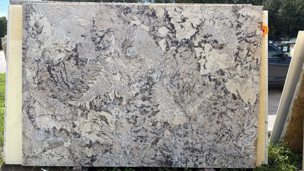 DELICATUS · Granite · 3 cm · polish · 110" x 74"