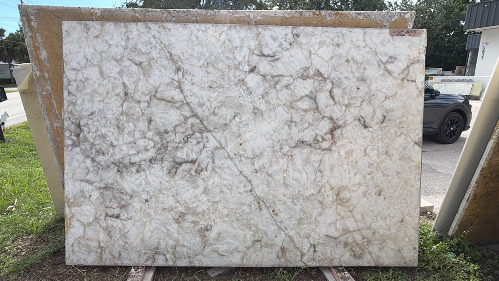CRISTALLO · Quartzite · 3 cm · polish · 108" x 72"