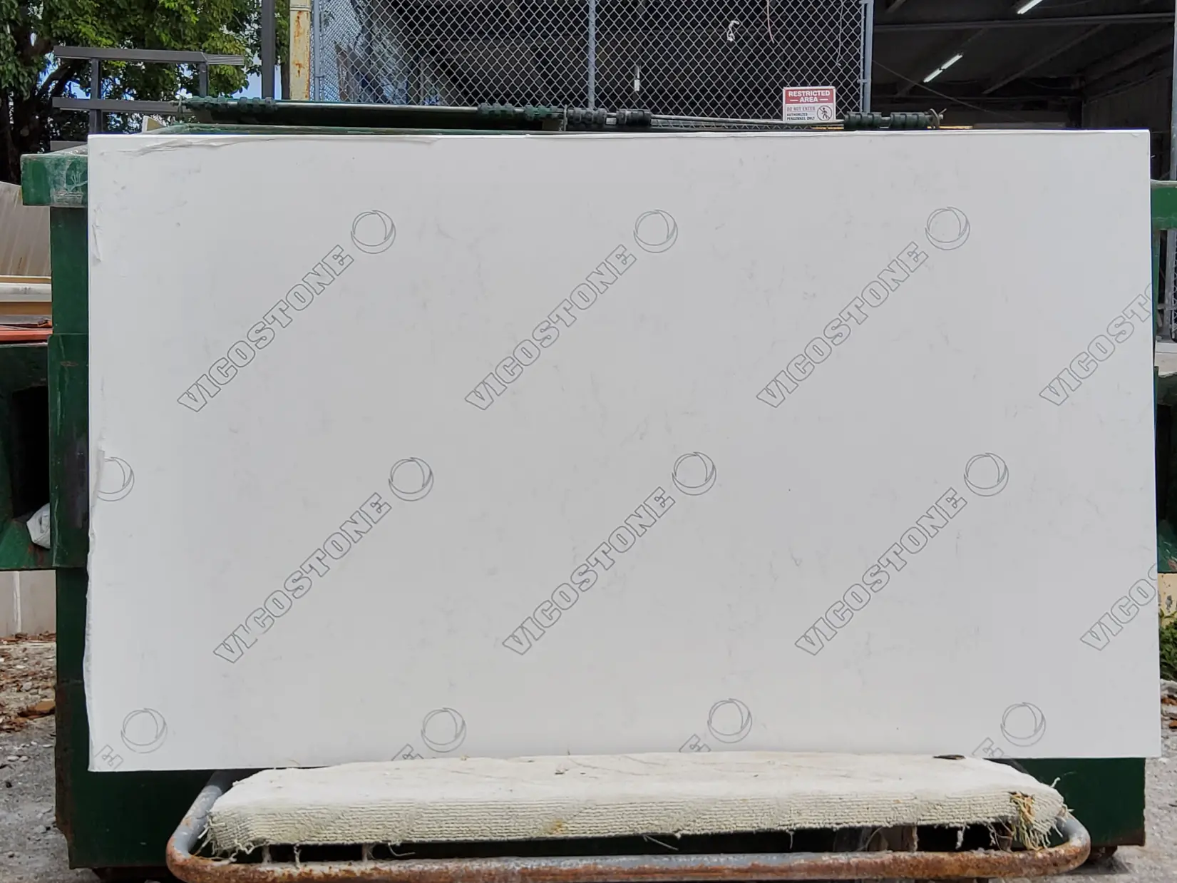 White Mountain - Jumbo Slab · Quartz · 3 cm · polish · 63" x 37"