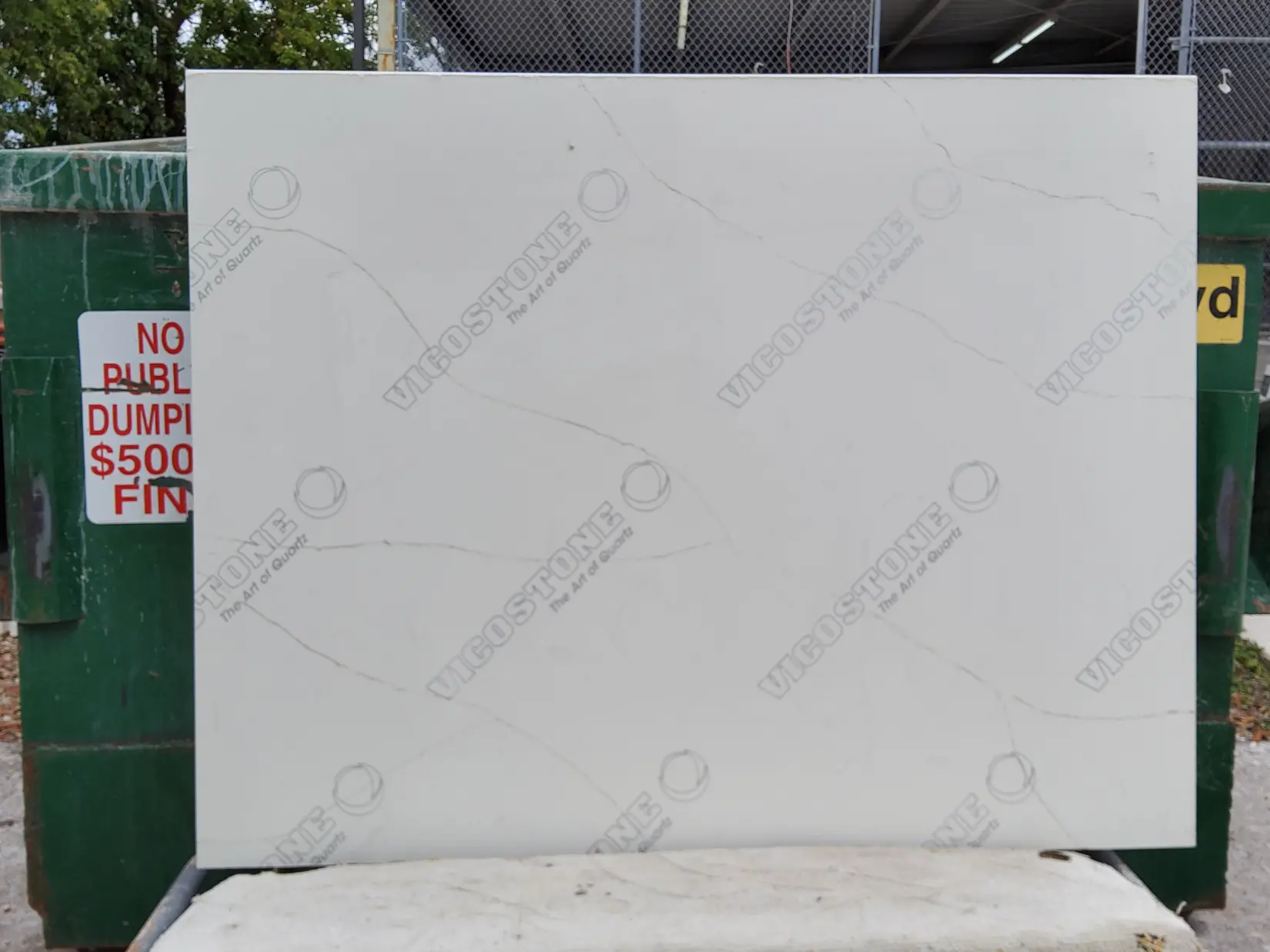 Lincoln - Regular Slab · Quartz · 3 cm · polish · 50 1/2" x 39 1/4"