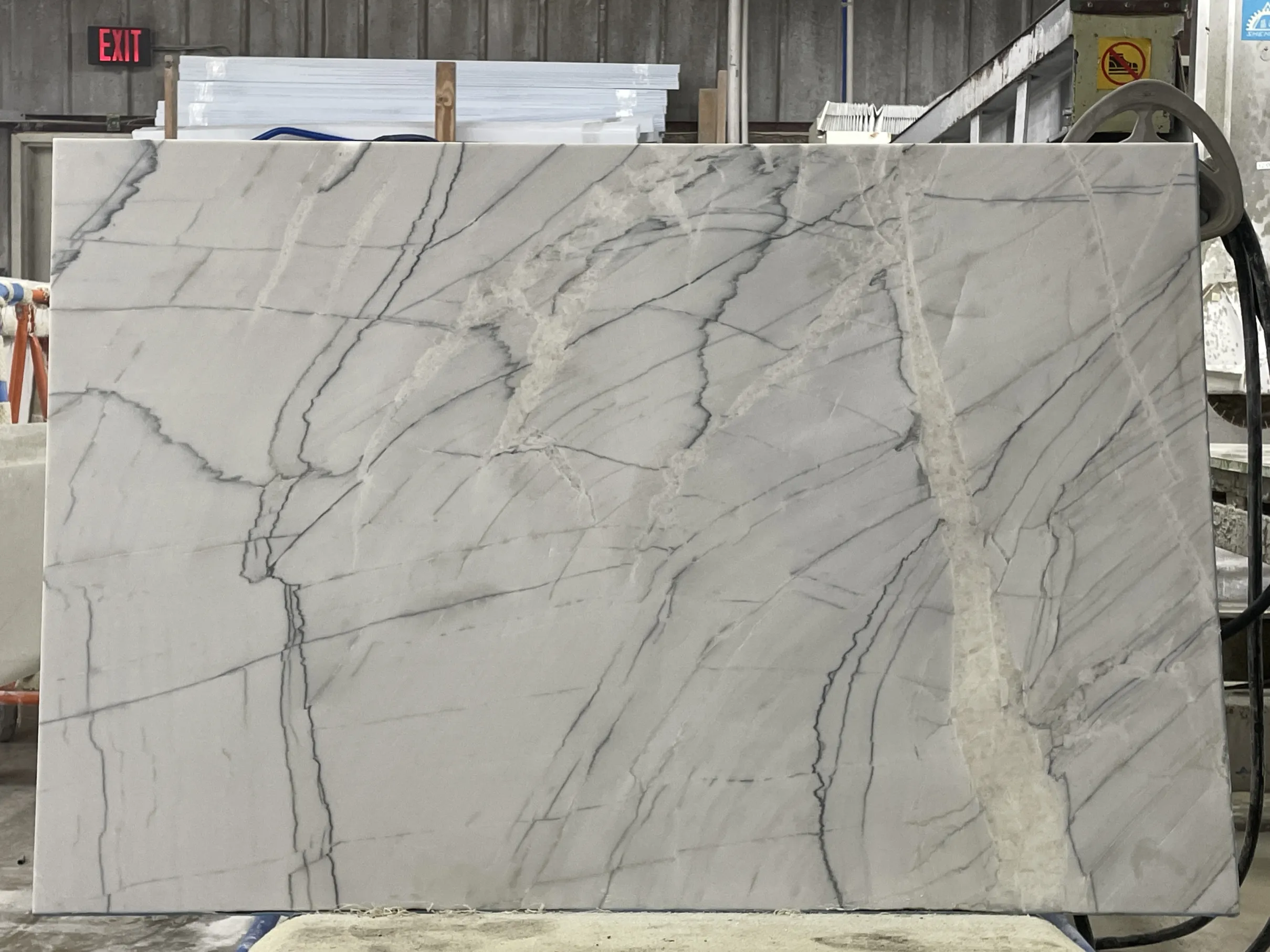 Yosemite Fals · Quartzite · 3 cm · polish · 66 1/2" x 43 1/2"