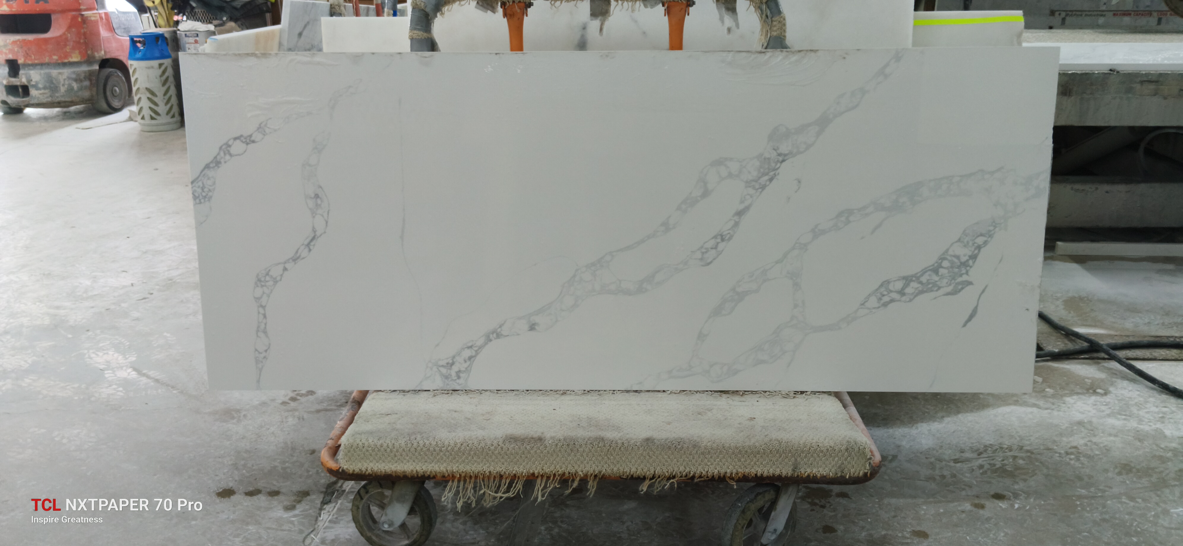 Calacata sills brittus · Quartz · 3 cm · polish · 77" x 31"