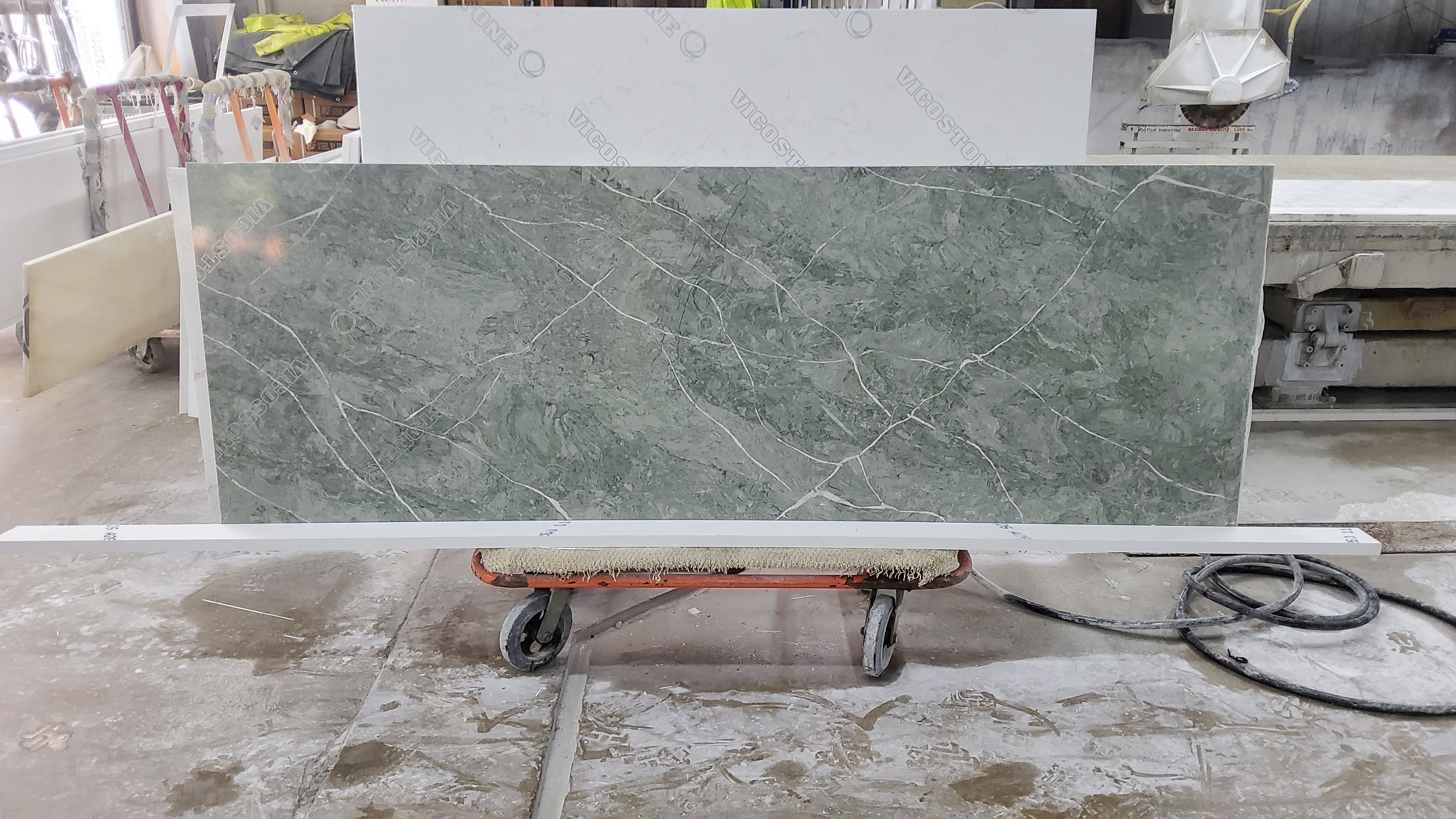 Bonsai pompei · Quartz · 3 cm · polish · 97 1/2" x 35"