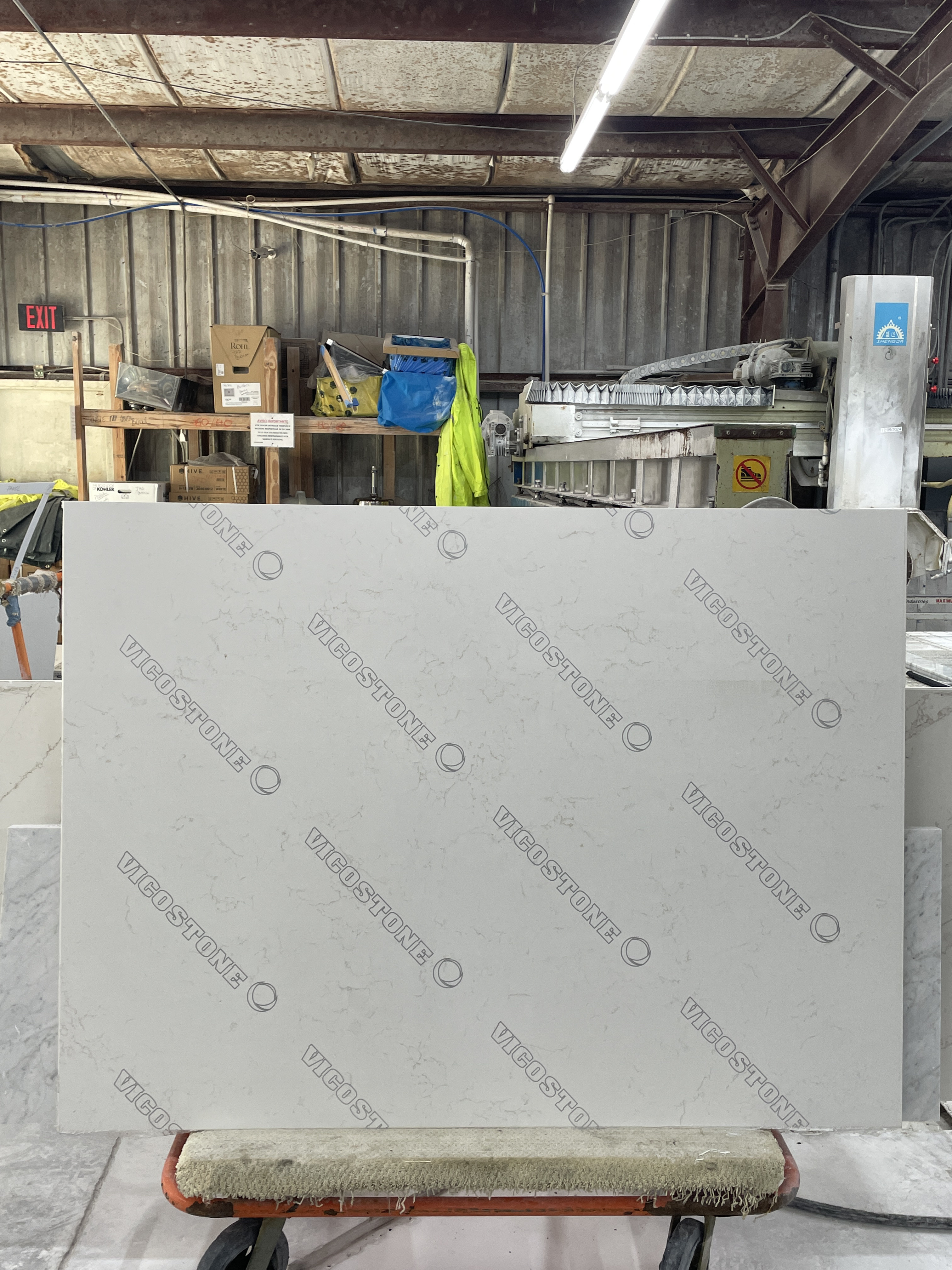 Golden Polans · Quartz · 3 cm · polish · 48 1/2" x 65 3/4"