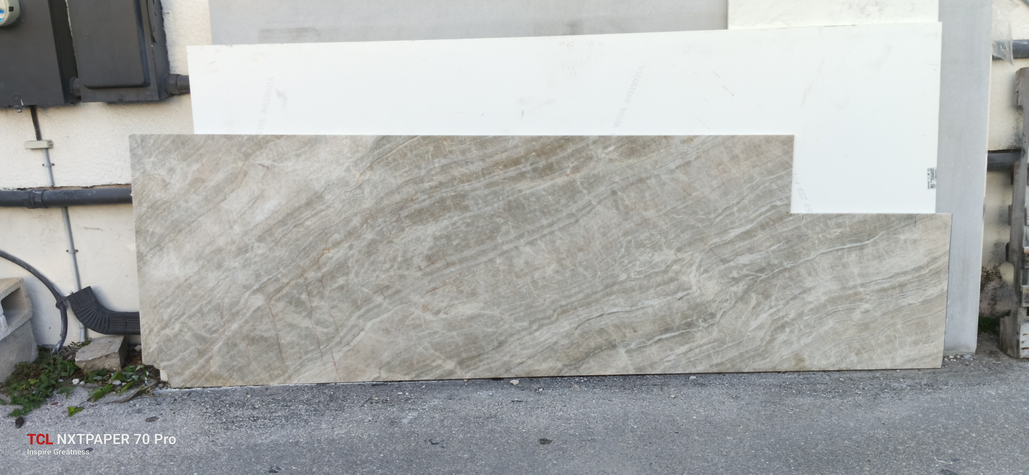 Chateaux blanc leather · Quartzite · 2 cm · polish · 107" x 38"
