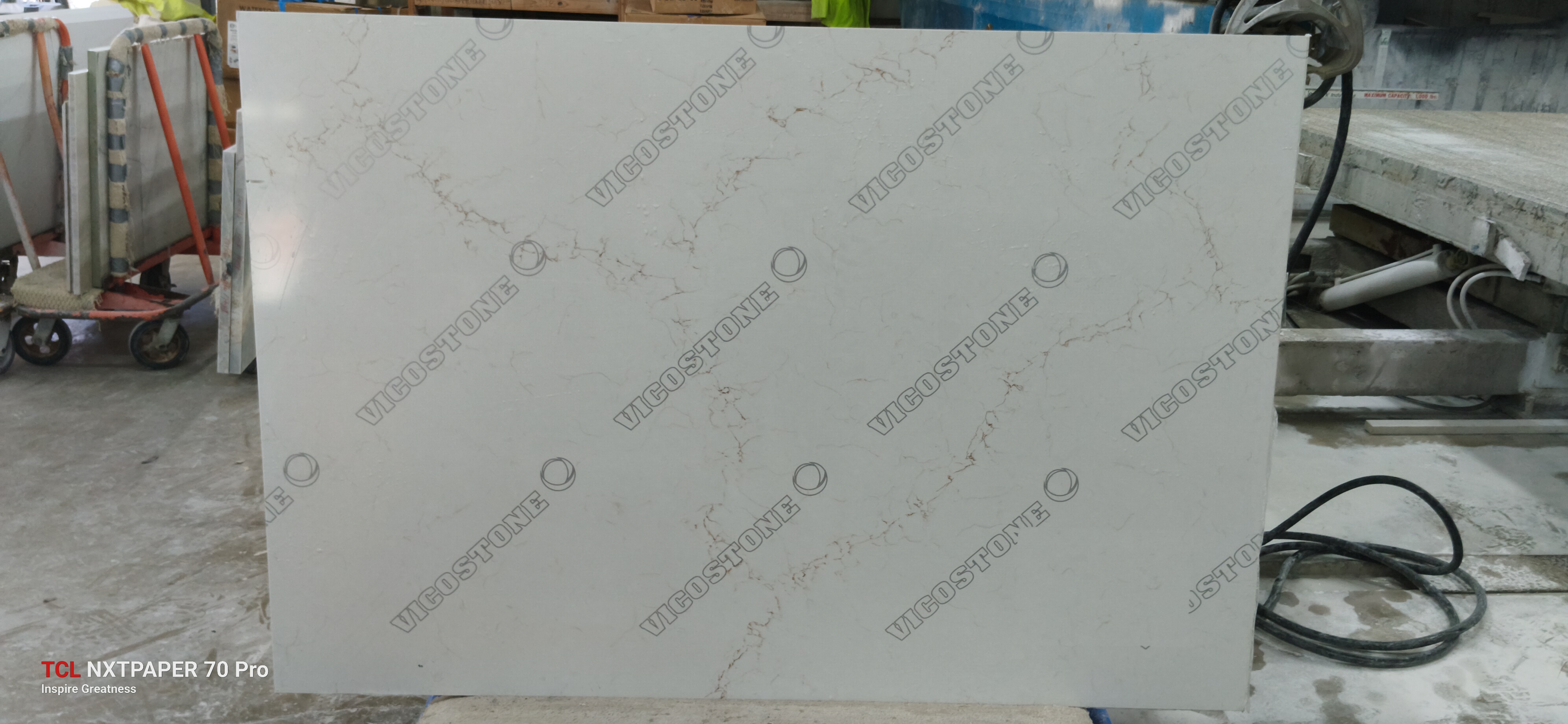 Misterio gold · Quartz · 2 cm · polish · 65 1/2" x 45"