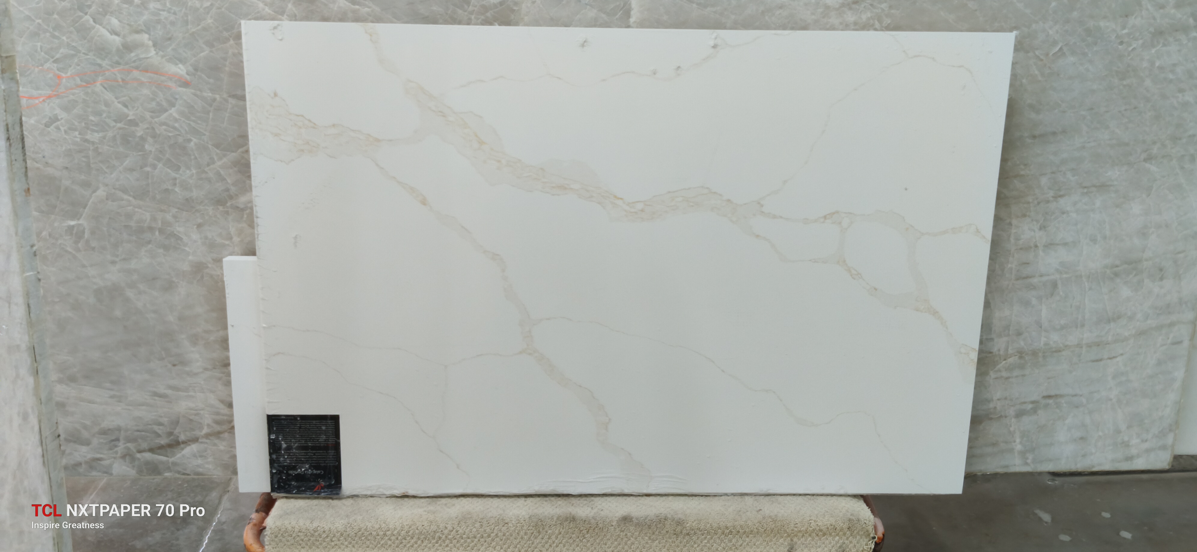 Calacata dorado · Quartz · 3 cm · polish · 52" x 34"