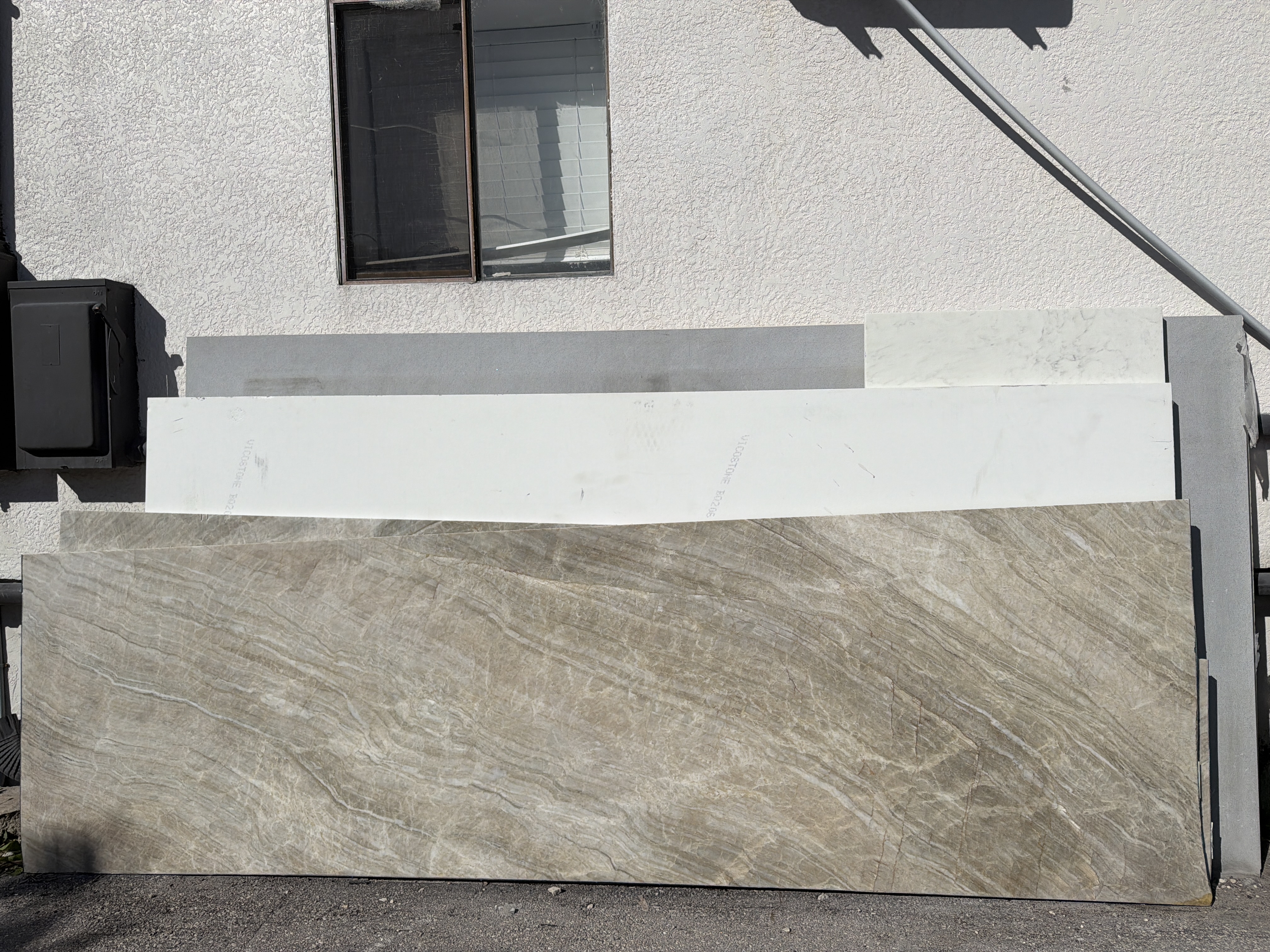 Chateaux Blanc · Quartzite · 3 cm · polish · 135" x 37 1/2"