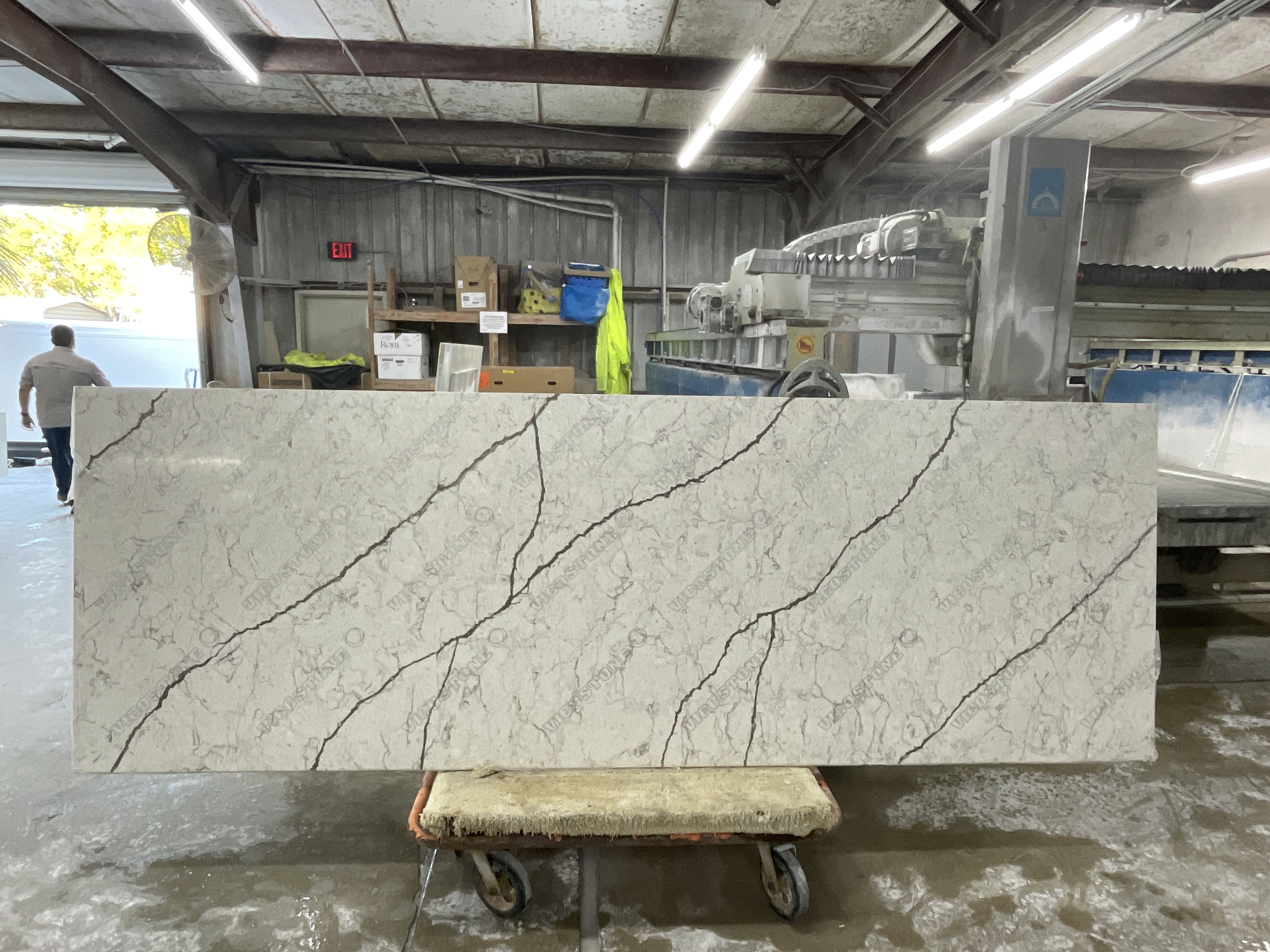 Diamante · Quartz · 3 cm · polish · 130" x 44 1/2"