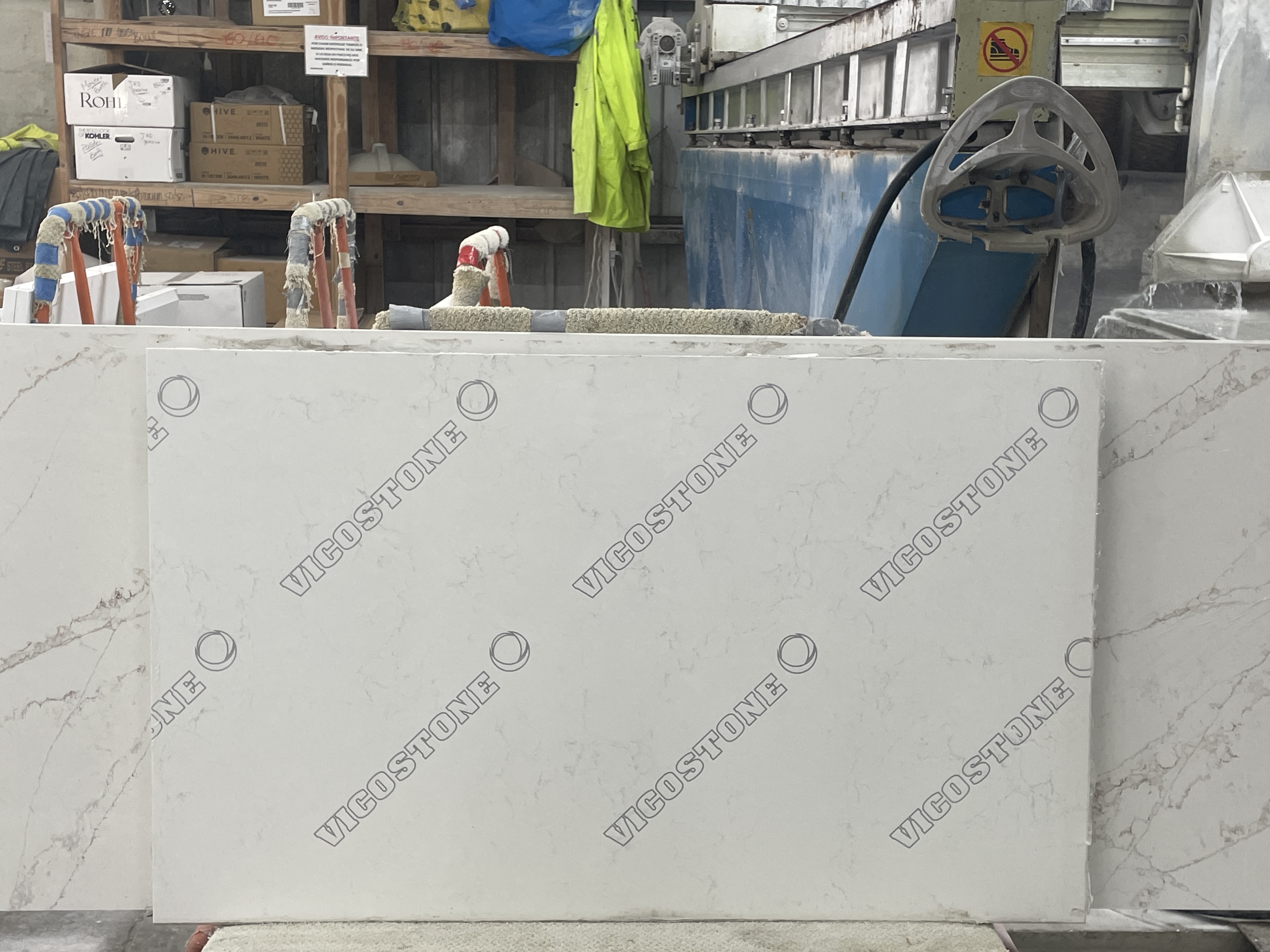 White mountain Jumbo · Quartz · 3 cm · polish · 54" x 32 1/2"