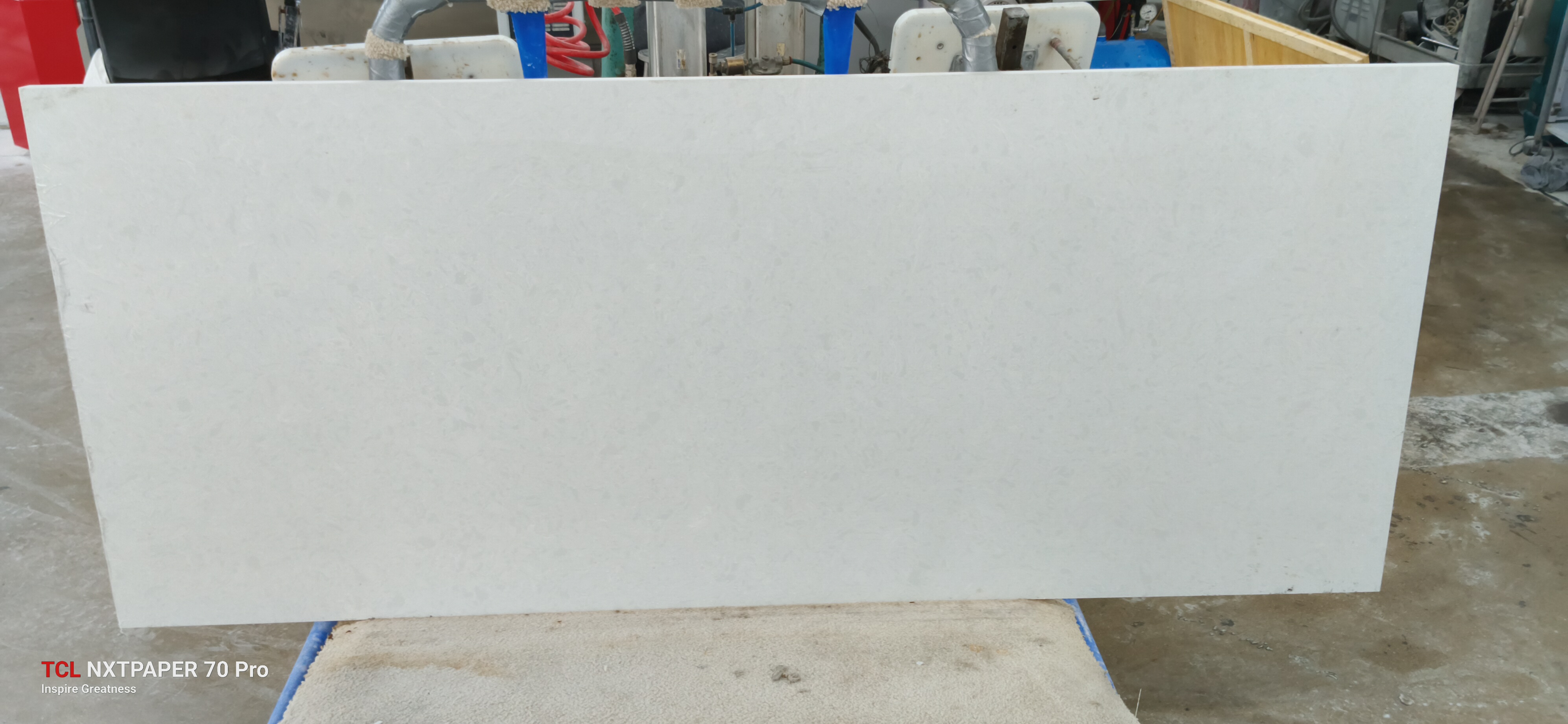 White clude · Quartz · 3 cm · polish · 76" x 31 1/2"