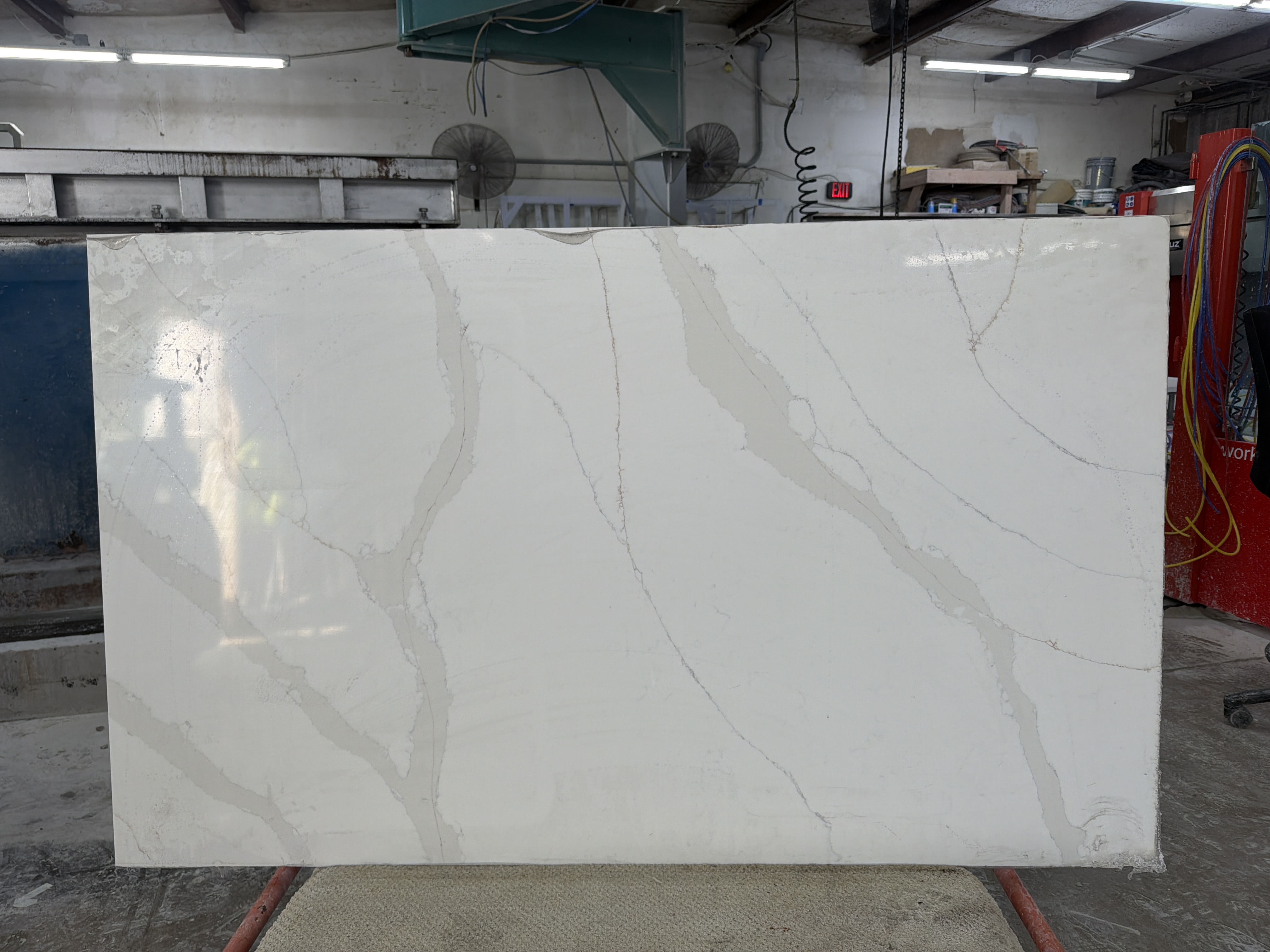 Calacata luxe · Quartz · 3 cm · polish · 66" x 40"