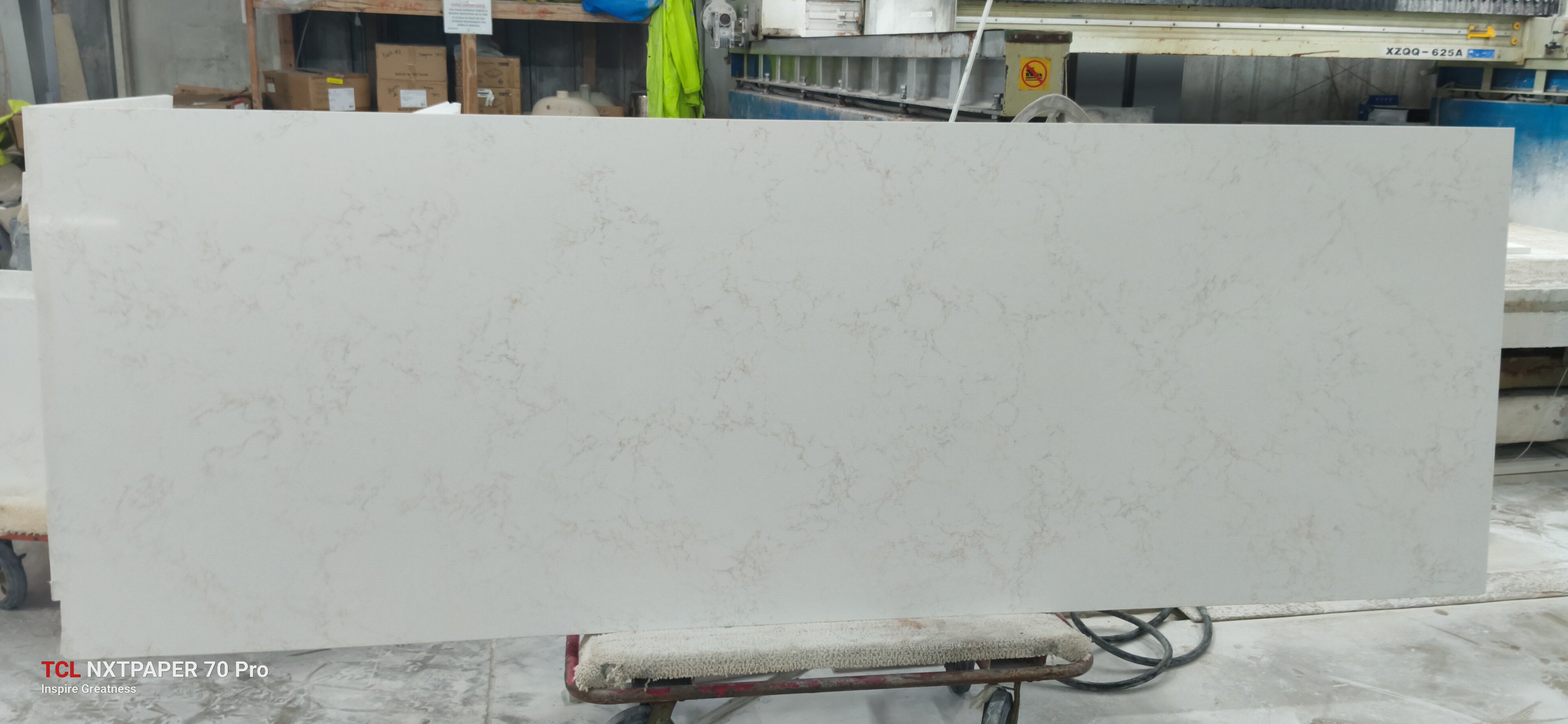 Montoro · Quartz · 3 cm · polish · 135 1/2" x 47"