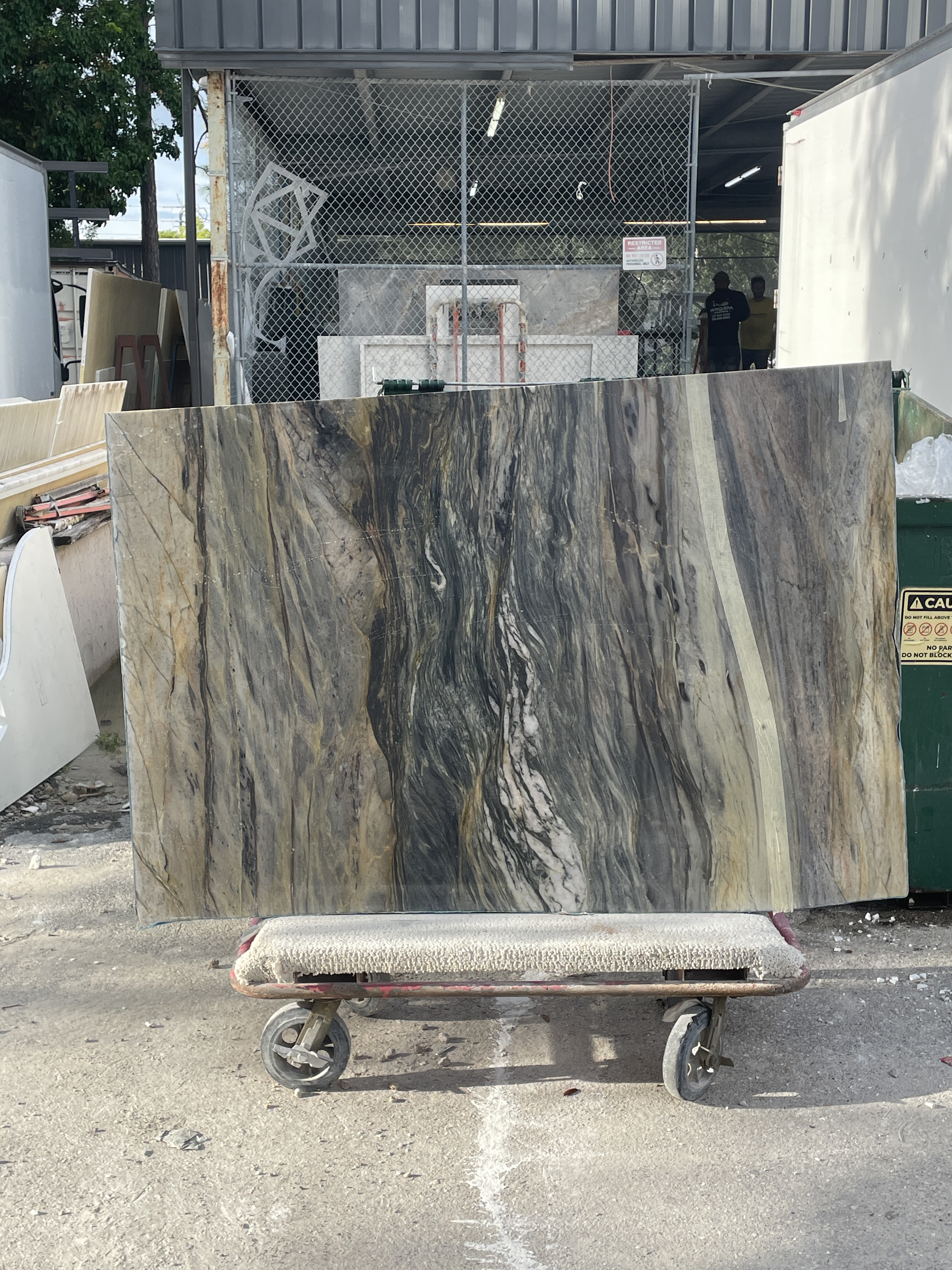 Paramount · Quartzite · 3 cm · polish · 68 1/2" x 45 1/2"