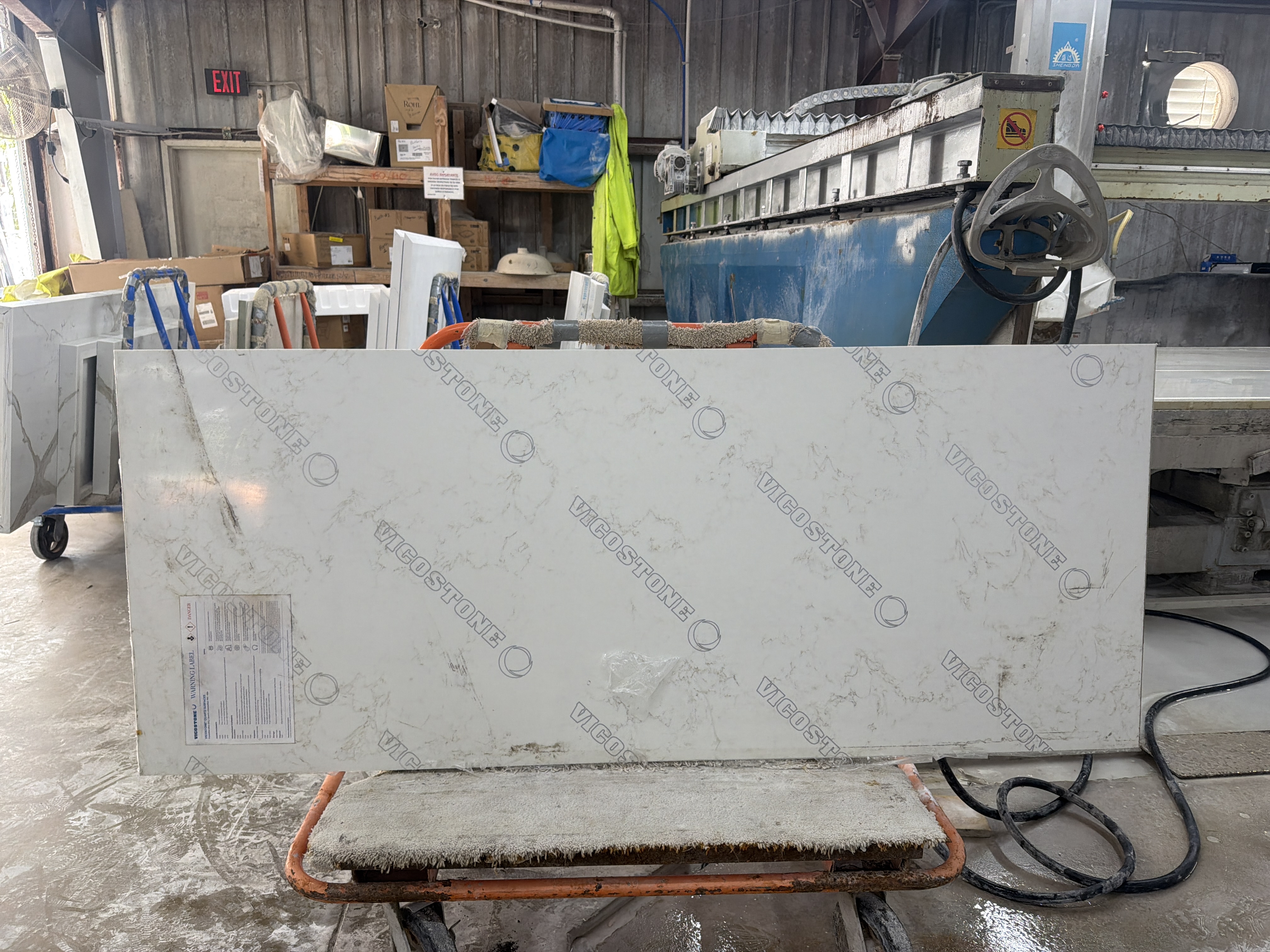 Montoro · Quartz · 3 cm · polish · 79" x 32 1/2"