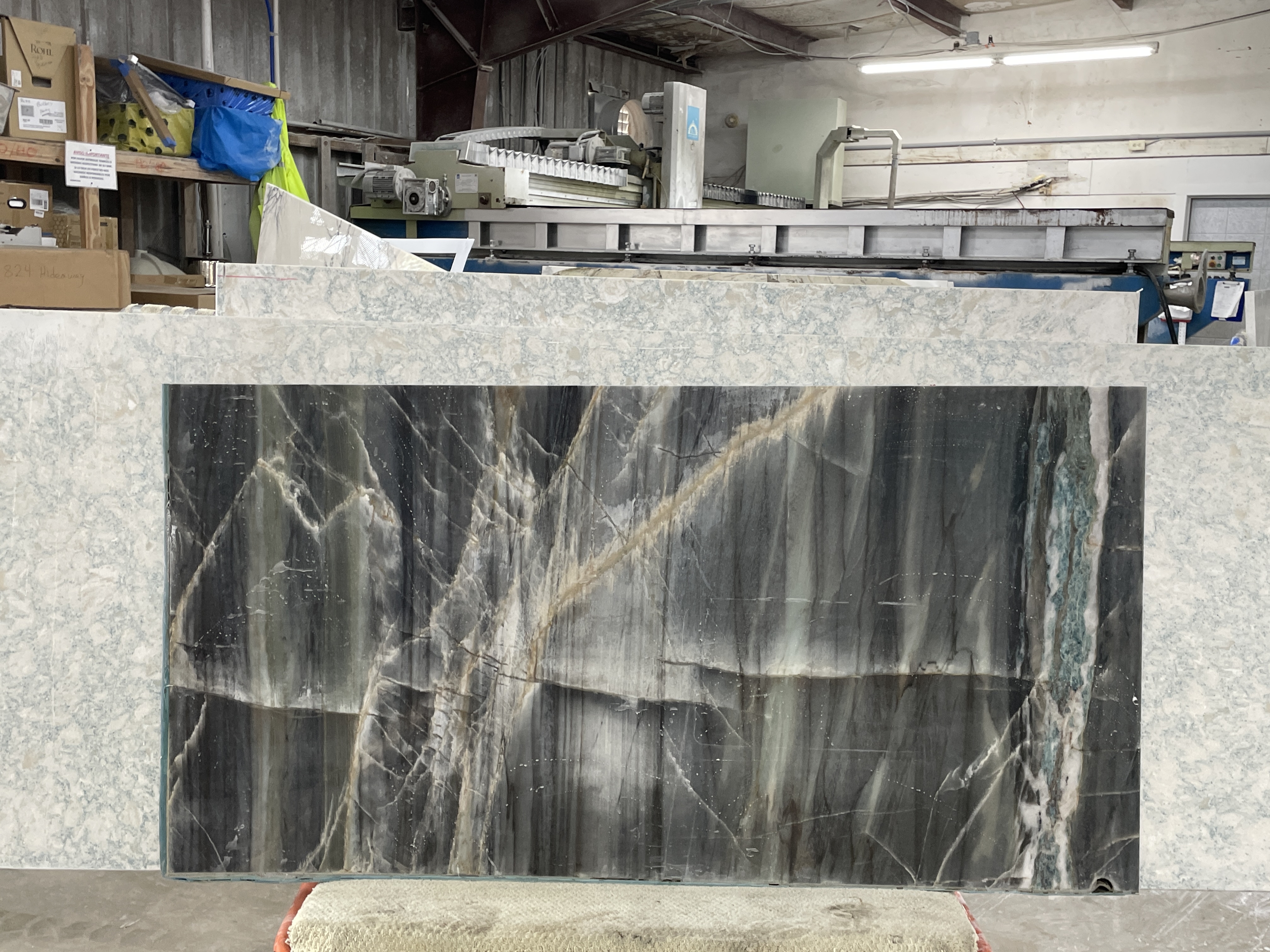 Ijen Extra · Quartzite · 3 cm · polish · 68 1/2" x 34 1/2"