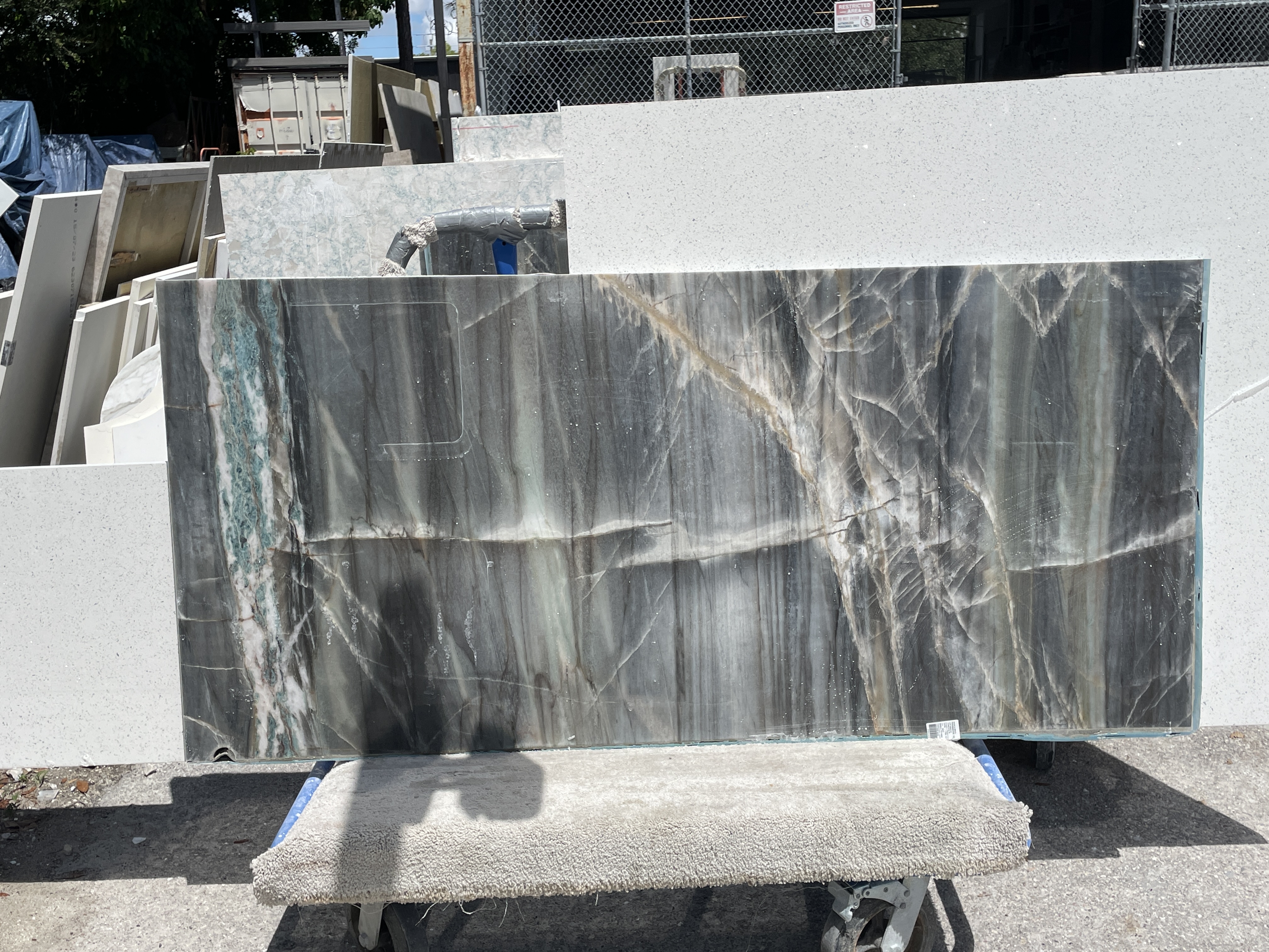 Ijen extra · Quartzite · 3 cm · polish · 68" x 33"