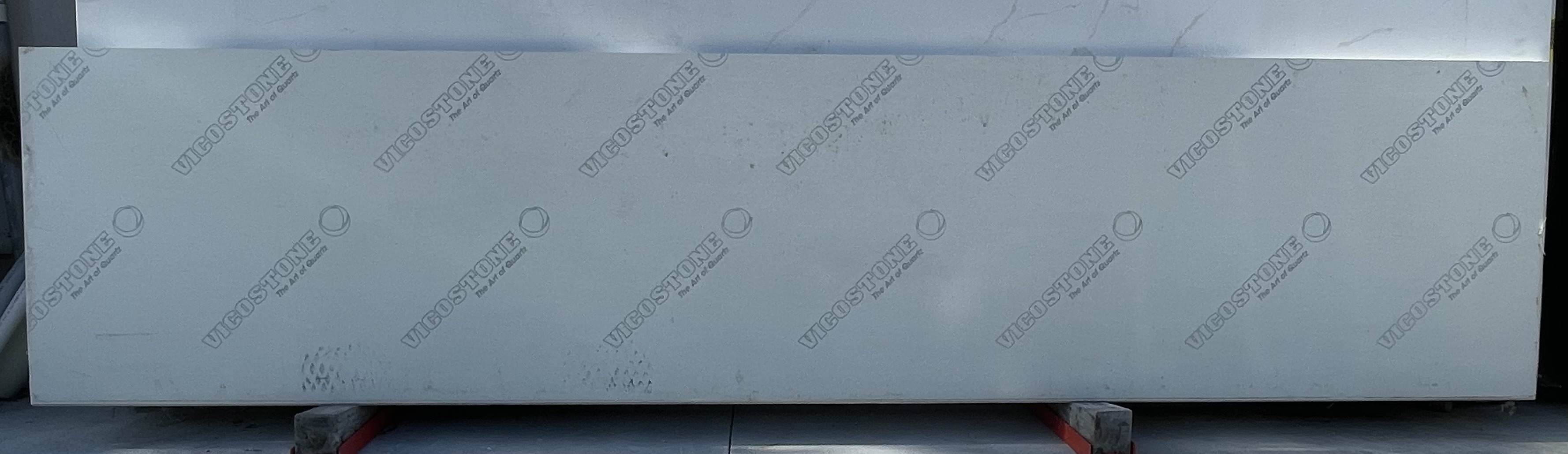 Avorio Pompell · Quartz · — · — · 130" x 29 1/2"